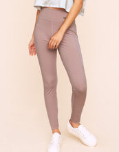 Load image into Gallery viewer, Earth Republic Emberly Leggings Leggings in color Deauville Mauve and shape legging
