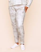 Load image into Gallery viewer, Earth Republic Shawn Jogger Pant Joggers in color Tea Stain Print and shape jogger
